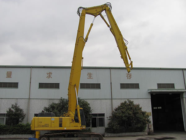 Three-section long-reach boom